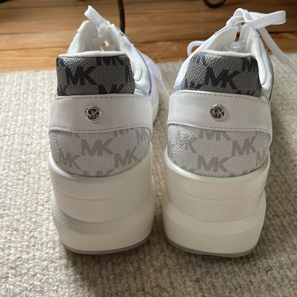 Brand new without box - Picture 2 of 9